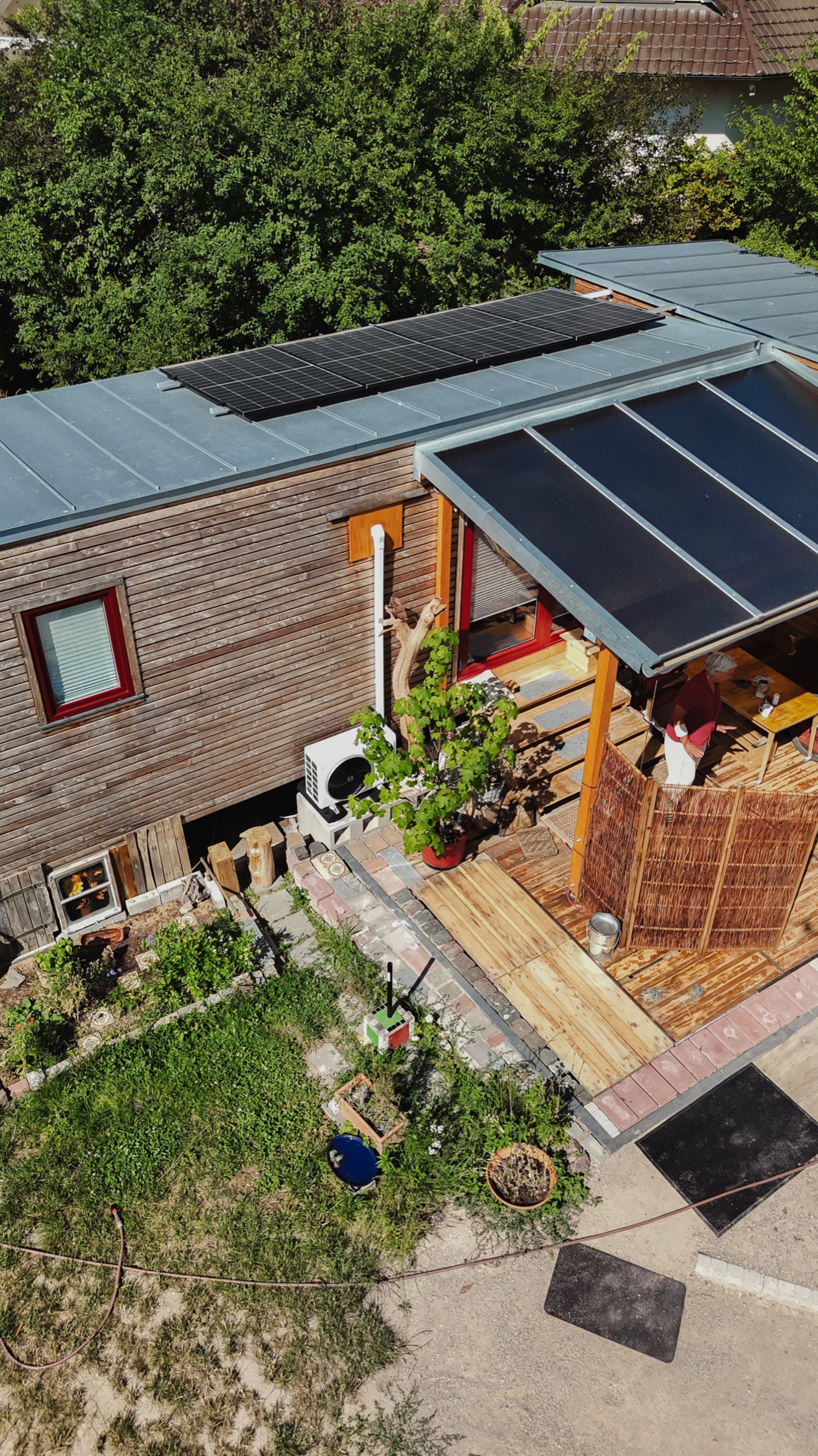Luftaufnahme des Holzhauses mit PV-Dach