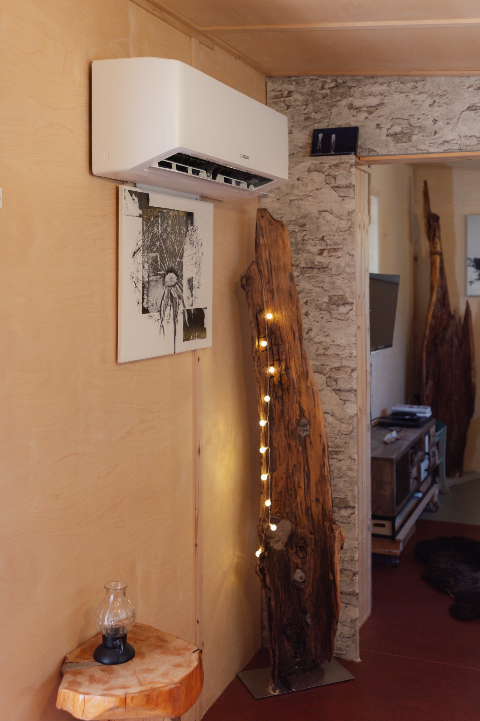 Bosch-Innengerät im Interieur des Holzhauses